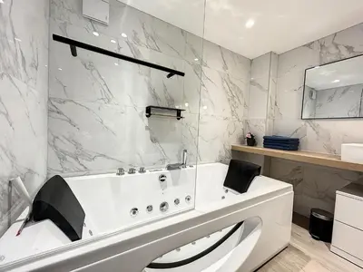 Salle de bains dans l'établissement BRP Cannes Center,Two-Bed Deluxe Apart with Spa bath