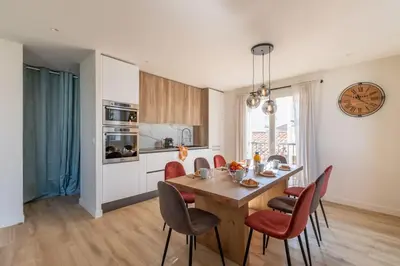 Cuisine ou kitchenette dans l'établissement BRP Cannes Center, Top floor Luxurious Apartment II, 4 bedrooms+3 bathrooms