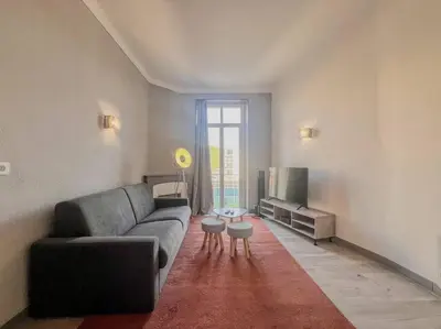 Coin salon dans l'établissement Cannes City Break - 2nd Floor - Sunny Balcony & Quiet Street