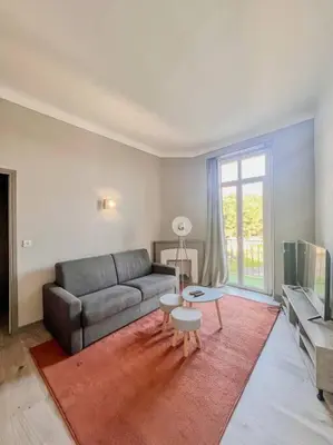 Télévision ou salle de divertissement dans l'établissement Cannes City Break - 2nd Floor - Sunny Balcony & Quiet Street