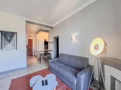 Coin salon dans l'établissement Cannes City Break - 2nd Floor - Sunny Balcony & Quiet Street