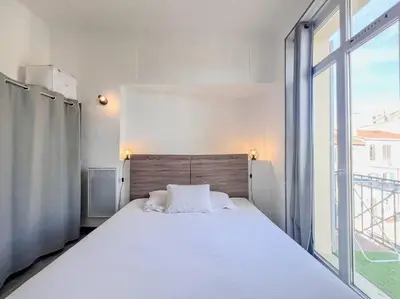 Un ou plusieurs lits dans un hébergement de l'établissement Cannes City Break - 2nd Floor - Sunny Balcony & Quiet Street