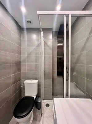 Salle de bains dans l'établissement Cannes City Break - 2nd Floor - Sunny Balcony & Quiet Street