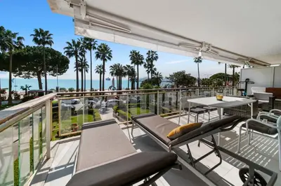 Balcon ou terrasse dans l'établissement REF 1337 - Cannes Croisette - Sea view apartment for rent
