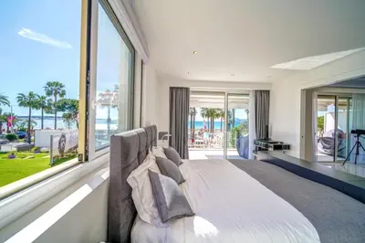 Un ou plusieurs lits dans un hébergement de l'établissement REF 1337 - Cannes Croisette - Sea view apartment for rent