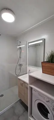 Salle de bains dans l'établissement Le Ptit Ecrin du Lerins