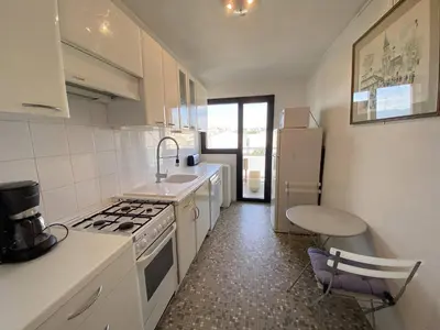 Cuisine ou kitchenette dans l'établissement Cannes proche Croisette - Appartement 3 Pièces vue mer terrasse Helv7