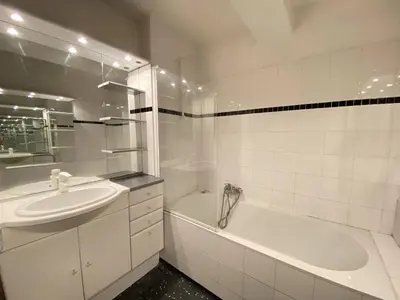 Salle de bains dans l'établissement Cannes proche Croisette - Appartement 3 Pièces vue mer terrasse Helv7