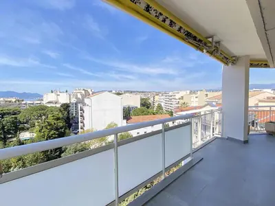 Balcon ou terrasse dans l'établissement Cannes proche Croisette - Appartement 3 Pièces vue mer terrasse Helv7