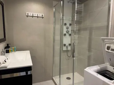 Salle de bains dans l'établissement B075-Studio agréable centre Cannes