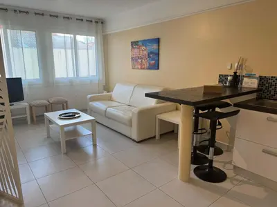 Coin salon dans l'établissement B075-Studio agréable centre Cannes