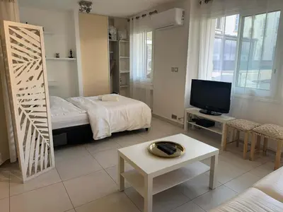 Télévision ou salle de divertissement dans l'établissement B075-Studio agréable centre Cannes