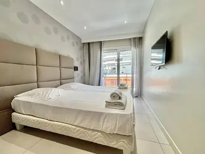 Un ou plusieurs lits dans un hébergement de l'établissement Cannes appartement 3 chambres - 8D