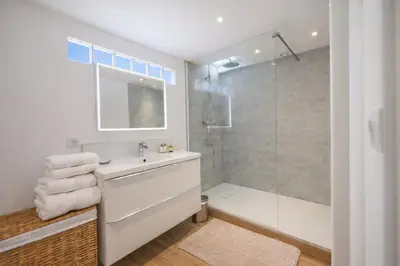 Salle de bains dans l'établissement Les Palmiers, Antibes Center, Walk to Beach, AC, WiFi