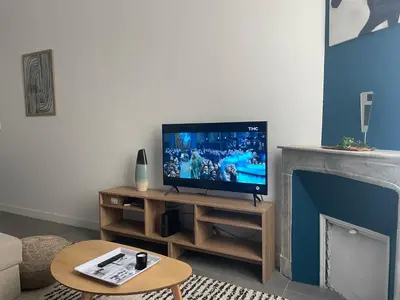 Télévision ou salle de divertissement dans l'établissement Le contemporain - Golfe Juan - 5 min des plages - 10 min de Cannes!