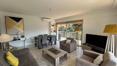 Coin salon dans l'établissement A083 - Modern & Bright apt - Cannes center