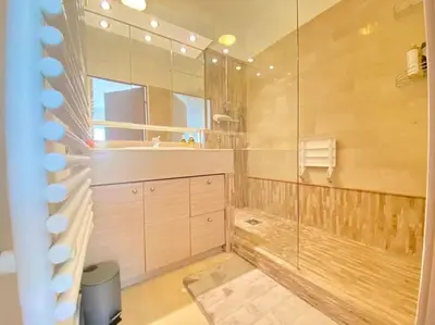 Salle de bains dans l'établissement Cannes Résidence Passy avec Piscine