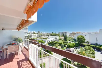 Balcon ou terrasse dans l'établissement Luxury 1-Br apartment sea view parking