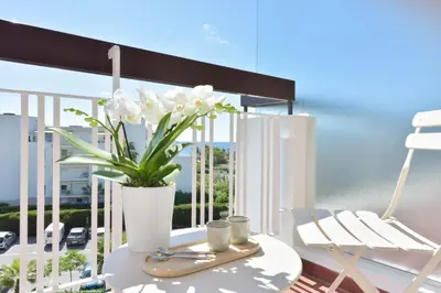 Balcon ou terrasse dans l'établissement Luxury 1-Br apartment sea view parking