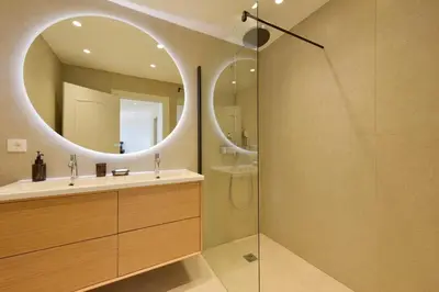 Salle de bains dans l'établissement Luxury 1-Br apartment sea view parking