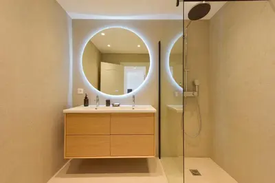 Salle de bains dans l'établissement Luxury 1-Br apartment sea view parking