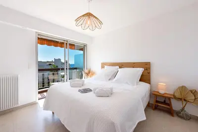 Un ou plusieurs lits dans un hébergement de l'établissement Luxury 1-Br apartment sea view parking