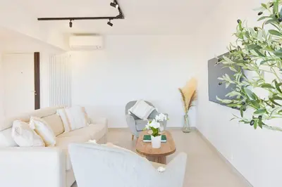 Coin salon dans l'établissement Luxury 1-Br apartment sea view parking