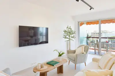 Télévision ou salle de divertissement dans l'établissement Luxury 1-Br apartment sea view parking