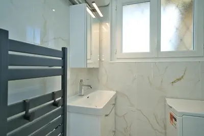 Salle de bains dans l'établissement Studio climatisé refait à neuf