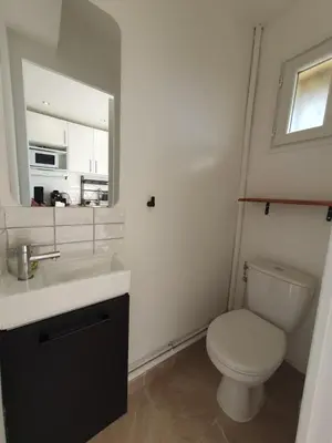 Salle de bains dans l'établissement Studio climatisé refait à neuf