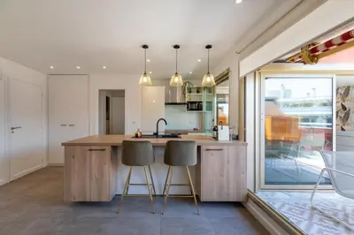 Cuisine ou kitchenette dans l'établissement LE SELI, Luxueux 2 pièces, centre d'Antibes
