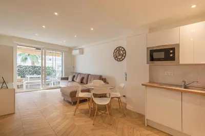 Cuisine ou kitchenette dans l'établissement LE CALIFORNIA 200m des plages chic luxe et cosy 2 à 4 personnes