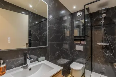 Salle de bains dans l'établissement LE CALIFORNIA 200m des plages chic luxe et cosy 2 à 4 personnes