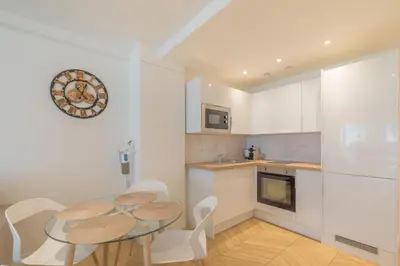 Cuisine ou kitchenette dans l'établissement LE CALIFORNIA 200m des plages chic luxe et cosy 2 à 4 personnes