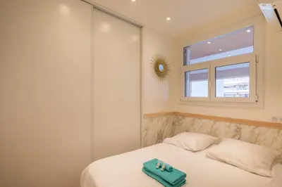 Un ou plusieurs lits dans un hébergement de l'établissement LE CALIFORNIA 200m des plages chic luxe et cosy 2 à 4 personnes