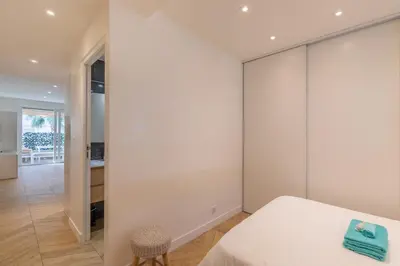 Un ou plusieurs lits dans un hébergement de l'établissement LE CALIFORNIA 200m des plages chic luxe et cosy 2 à 4 personnes