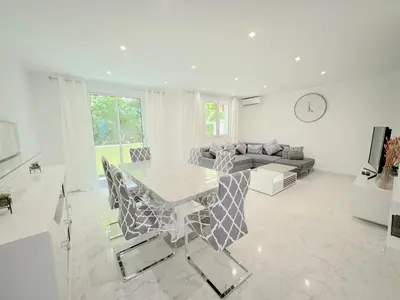 Coin salon dans l'établissement Beau 3P à 4 min des plages centre Juan Les Pins