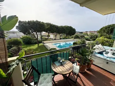 Piscine de l'établissement Superb apartment in provenzal residence with pool ou située à proximité