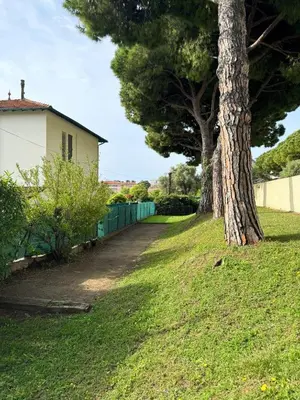 Jardin de l'établissement Superb apartment in provenzal residence with pool