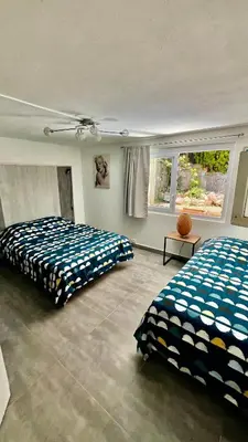 Un ou plusieurs lits dans un hébergement de l'établissement chambres d'hôtes en rez de villa avec piscine