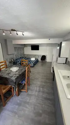 Cuisine ou kitchenette dans l'établissement chambres d'hôtes en rez de villa avec piscine