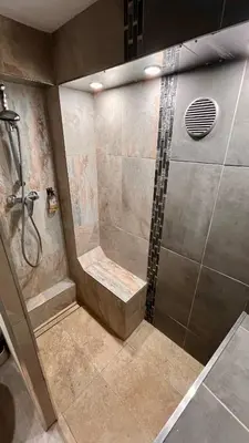Salle de bains dans l'établissement chambres d'hôtes en rez de villa avec piscine