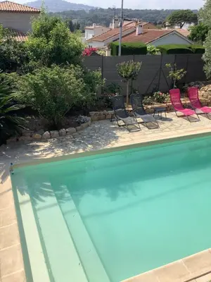 Piscine de l'établissement chambres d'hôtes en rez de villa avec piscine ou située à proximité