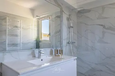 Salle de bains dans l'établissement Montfleuri