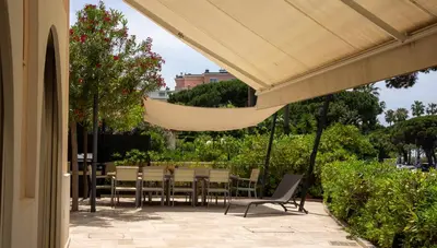 Jardin de l'établissement Superbe Villa-Appartement sur la Croisette avec grande terrasse