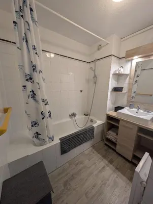 Salle de bains dans l'établissement Résidence de Vacances avec piscine & Transat, à 2 minutes de la mer -Bât n7 - 2 appartements côte à côte terrasse communicante selon les disponibilités