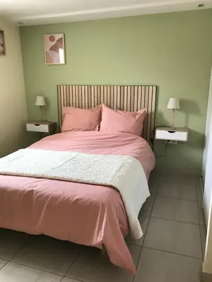 Un ou plusieurs lits dans un hébergement de l'établissement Appartement deux pièces donnant sur un jardin