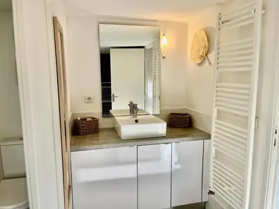 Salle de bains dans l'établissement Appartement deux pièces donnant sur un jardin