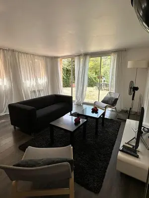 Coin salon dans l'établissement Villa Constance 1 Antibes - Spacieux duplex avec jardin