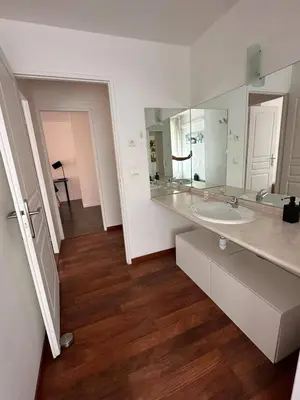 Salle de bains dans l'établissement Villa Constance 1 Antibes - Spacieux duplex avec jardin